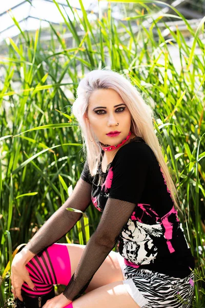 Krásná žena portrét s punkovou make-upu a oblečení — Stock fotografie