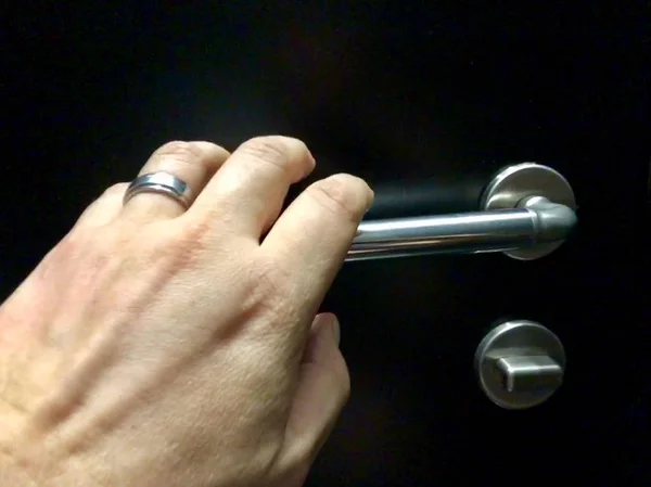 Hand naderende deurknop — Stockfoto