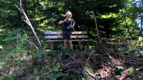 Kobieta w średnim wieku odpoczynek i spacery w lesie — Wideo stockowe