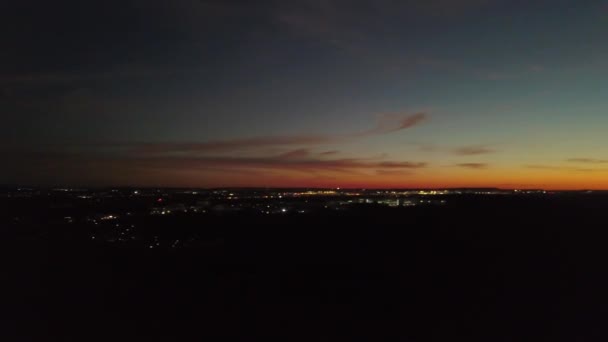 Vista aerea sul tramonto Volare sopra la periferia di una città — Video Stock