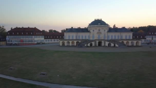 Vista frontal del Castillo Soledad en Stuttgart, Alemania . — Vídeos de Stock