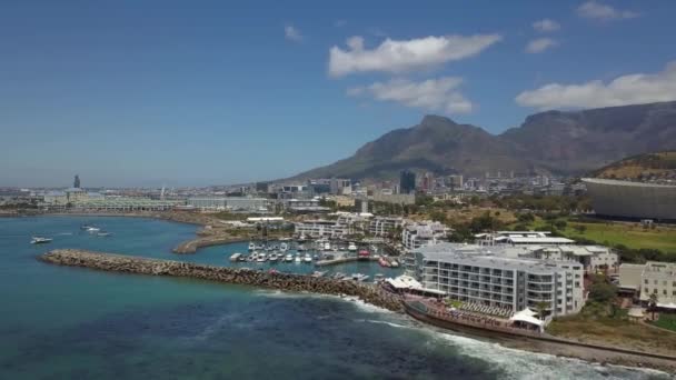 Luchtfoto van Kaapstad en Tabble berg — Stockvideo