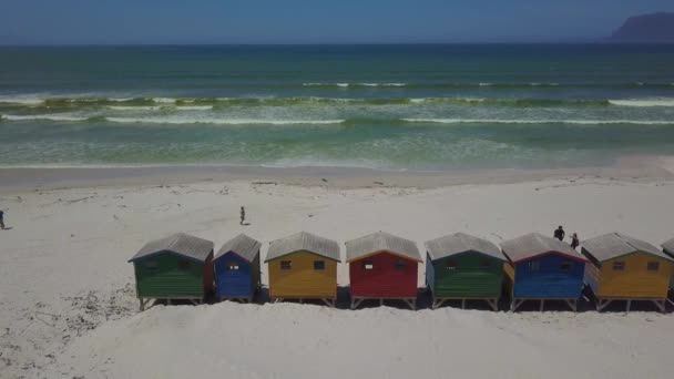 Färgglada trä beach hyddor på Muizenberg beach — Stockvideo