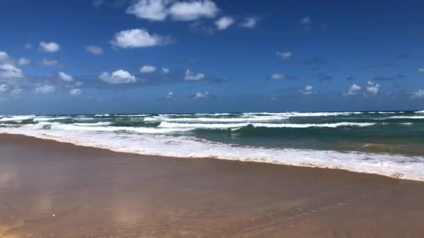 Letecký pohled na vlny proti lonely beach stopy — Stock video