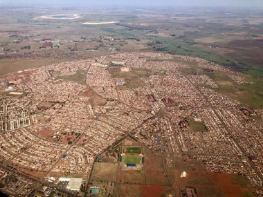 Güney Afrika'da Johannesburg uçağı tarafından yaklaşıyor