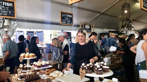 Stand che vende deliziosi dolci in un mercato di prossimità sul lungomare di Città del Capo, Sud Africa . — Foto Stock