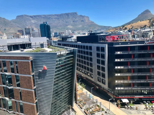 Набережная Кейптауна с видом на Столовую гору — стоковое фото