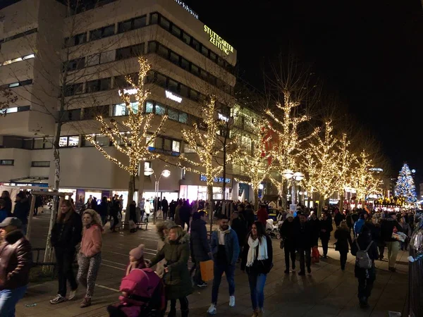Menschen laufen durch die Stadt und über den Weihnachtsmarkt — Stockfoto
