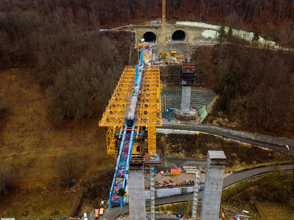 Aérea de un complejo nuevo puente ferroviario construcción entre dos túneles — Foto de Stock