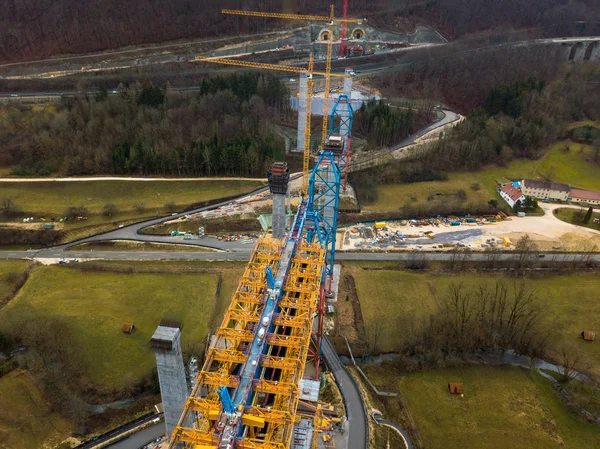 Aérea de un complejo nuevo puente ferroviario construcción entre dos túneles — Foto de Stock