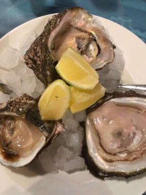 Bir plaka üzerinde açılan istiridye