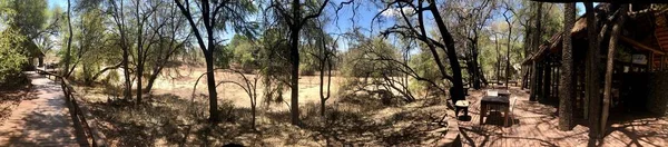 Panorama de um alojamento de safári em uma reserva de vida selvagem — Fotografia de Stock