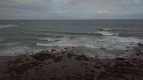 Vista aérea de las olas del océano y la costa rocosa — Vídeo de stock