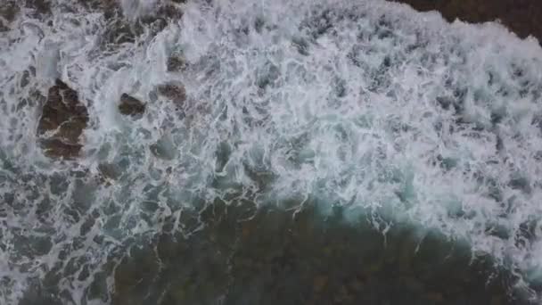 Vista aérea das ondas do oceano e da costa rochosa — Vídeo de Stock