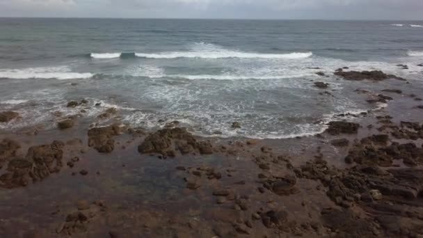 Okyanus dalgaları ve kayalık sahil havadan görünümü — Stok video