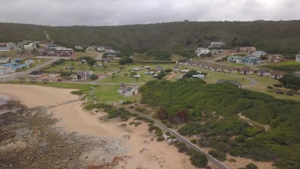 Vista aérea del camping, la playa y las casas en Jongensfontein — Vídeos de Stock