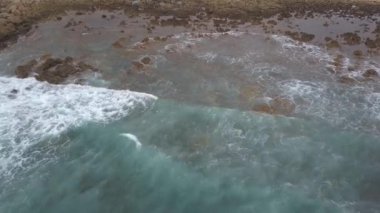 Okyanus dalgaları ve kayalık sahil havadan görünümü