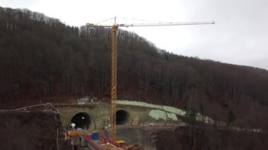 Bir karmaşık yeni Demiryolu Köprüsü inşaat iki tünel arasında hava