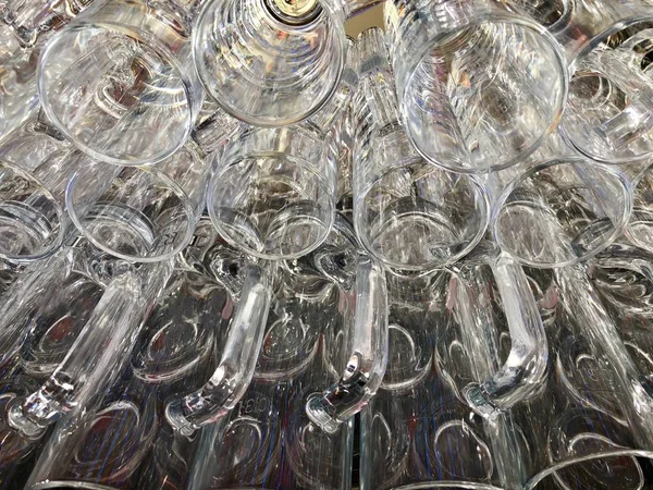 Чистые пивные бокалы ждут, когда их наполнят — стоковое фото