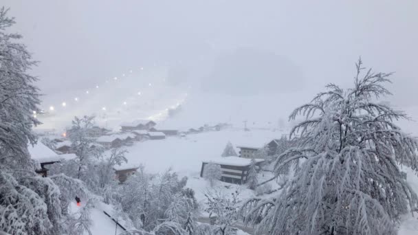 Obfite opady śniegu w ośrodku narciarskim Saalbach-Hinterglemm, Austria — Wideo stockowe