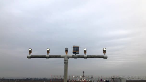 Avión aterrizando en la pista — Vídeos de Stock