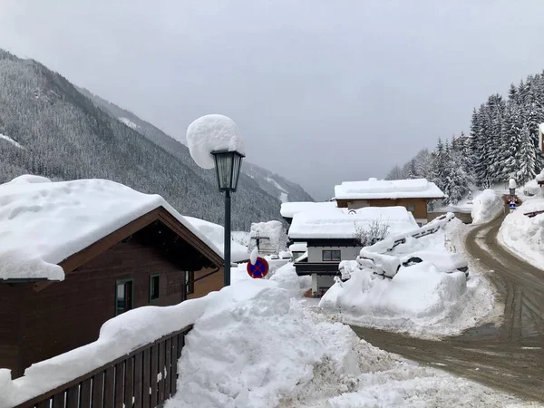 Vila de esqui Saalbach-Hinterglemm com muita neve — Fotografia de Stock