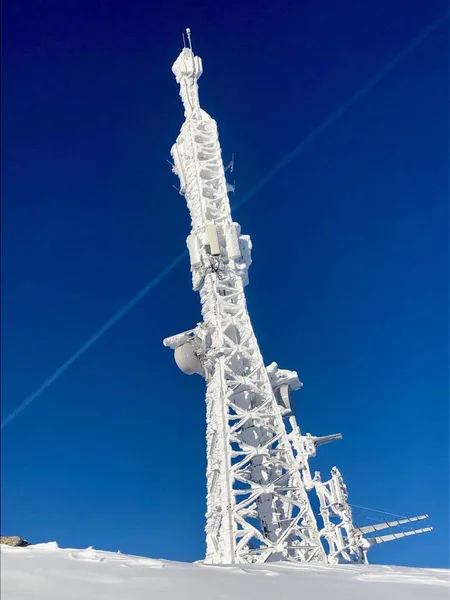 Bevroren telecommunicatie antenne in de winter — Stockfoto