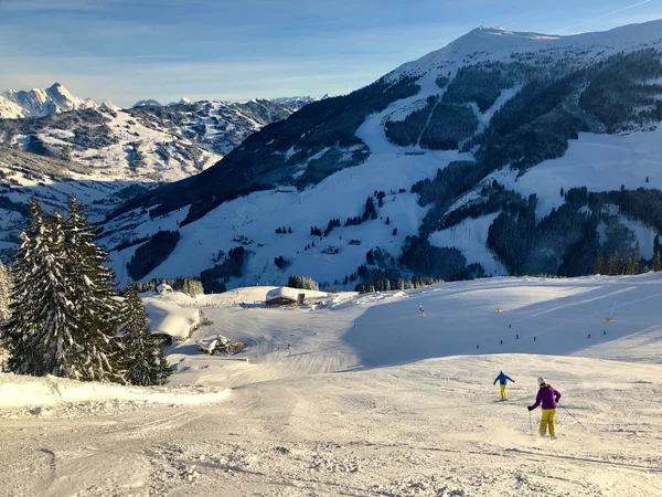Hombre y mujer esquí alpino —  Fotos de Stock