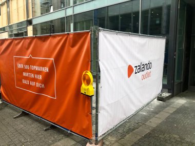Stuttgart gelecekteki bir Outlet önünde Zalando reklam