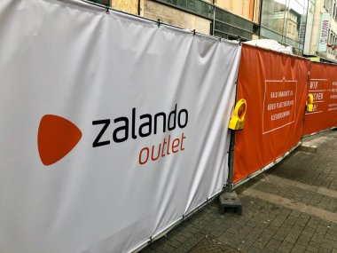 Stuttgart gelecekteki bir Outlet önünde Zalando reklam