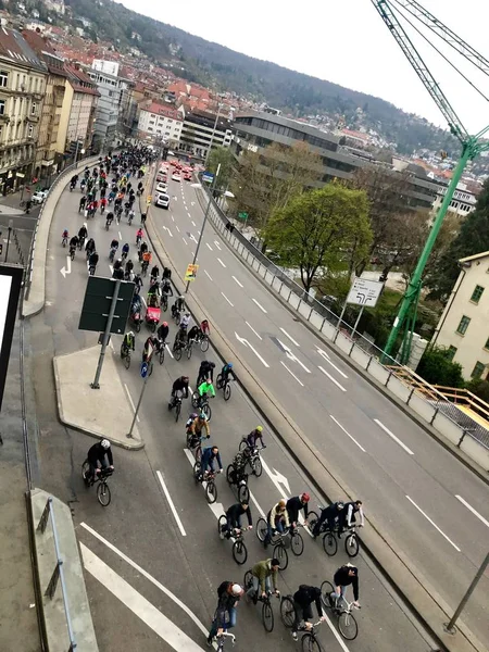 Rowerzyści uczestniczący w wydarzeniu Mass Critical w Stuttgarcie — Zdjęcie stockowe