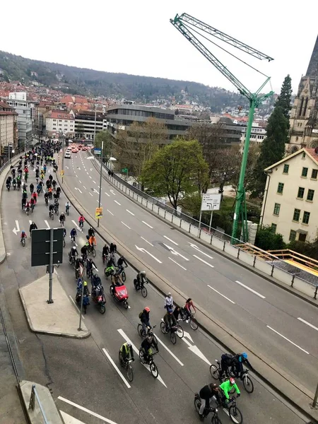 Cyklister som deltar i Critical Mass-evenemanget i Stuttgart — Stockfoto