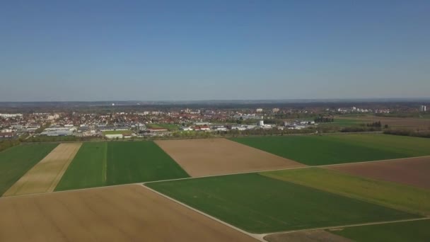Pola na przedmieściach Augsburga w Niemczech — Wideo stockowe