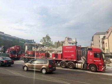 Vinç ağırlıklarını taşıyan ağır taşıma