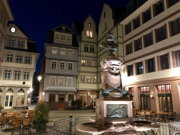 Bella piazza del centro storico romerberg con statua Justitia a Francoforte Germania — Foto Stock