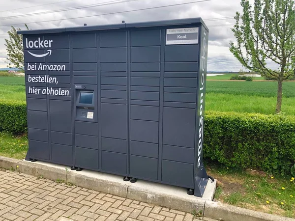 Amazon locker localizado em um posto de gasolina em Ostfildern, Alemanha — Fotografia de Stock