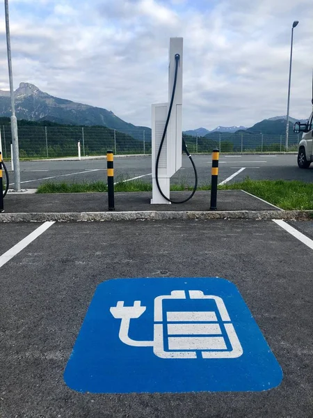 バッテリー充電器の看板付き道路 — ストック写真