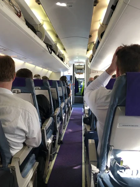 Interior do avião com passageiros em lugares à espera de decolagem — Fotografia de Stock