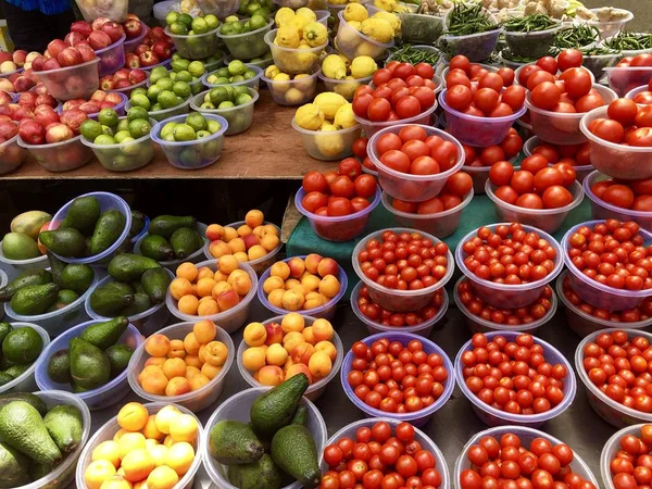 Mercado de frutas com várias frutas e legumes frescos coloridos — Fotografia de Stock