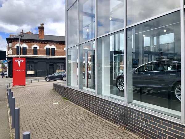 Tesla Dealership com carros elétricos — Fotografia de Stock