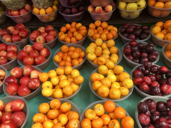 Фруктовый рынок с разнообразными цветными свежими фруктами и овощами — стоковое фото