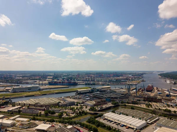 Vue aérienne sur le port de Hambourg avec un bateau de croisière Aida et le porte-conteneurs Cosco Shipping Leo — Photo