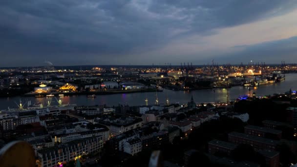 港とボートと夕方のハンブルクの空中タイムラプス — ストック動画