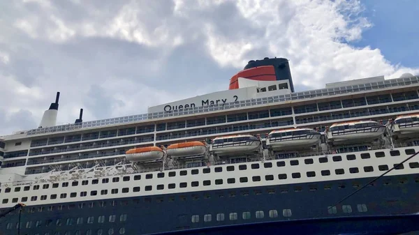 Queen Mary 2 en Hamburgo, Alemania — Foto de Stock