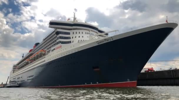 Queen Mary 2 in Hamburg, Deutschland — Stockvideo