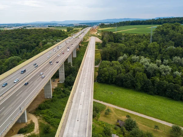 Ilmakuva saksalaisesta Autobahnista rakennustöineen — kuvapankkivalokuva