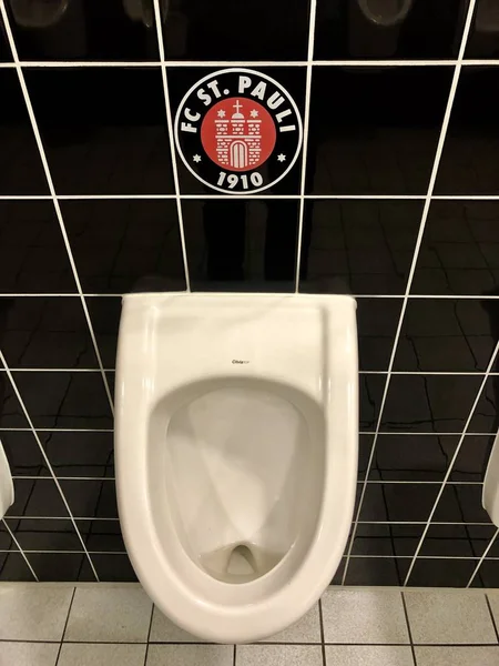 Logo FC St. Pauli dans les toilettes d'un stade — Photo