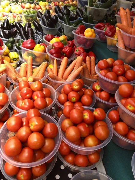 様々なカラフルな新鮮な果物や野菜と果物市場 — ストック写真