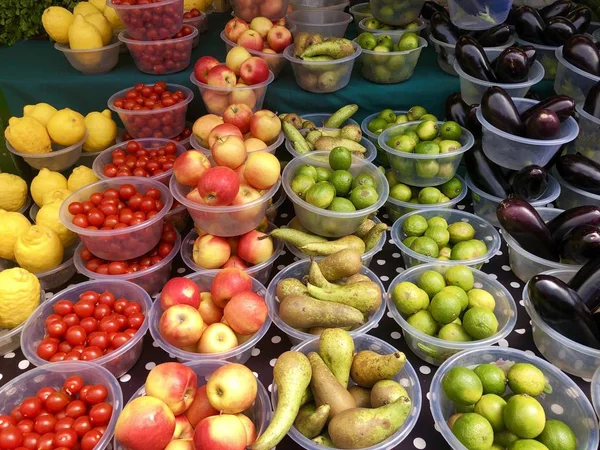 Mercado de frutas com várias frutas e legumes frescos coloridos — Fotografia de Stock