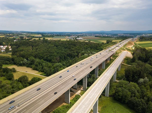 Ilmakuva saksalaisesta Autobahnista rakennustöineen — kuvapankkivalokuva